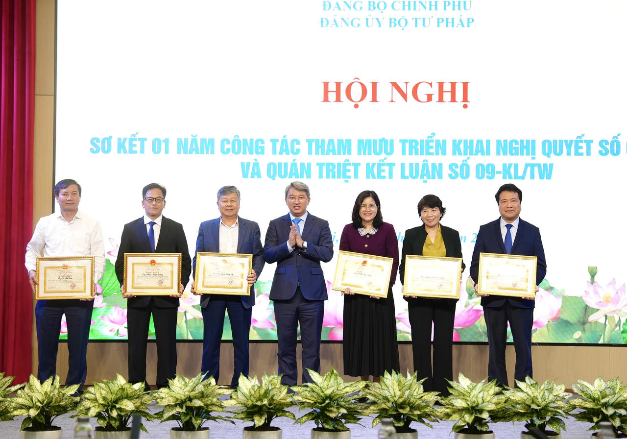 Bộ trưởng Nguyễn Hải Ninh tặng Bằng khen của Thủ tướng Chính phủ cho các tập thể, cá nhân đã có thành tích xuất sắc trong công tác tham mưu xây dựng và triển khai tổ chức thực hiện Nghị quyết số 66-NQ/TW.