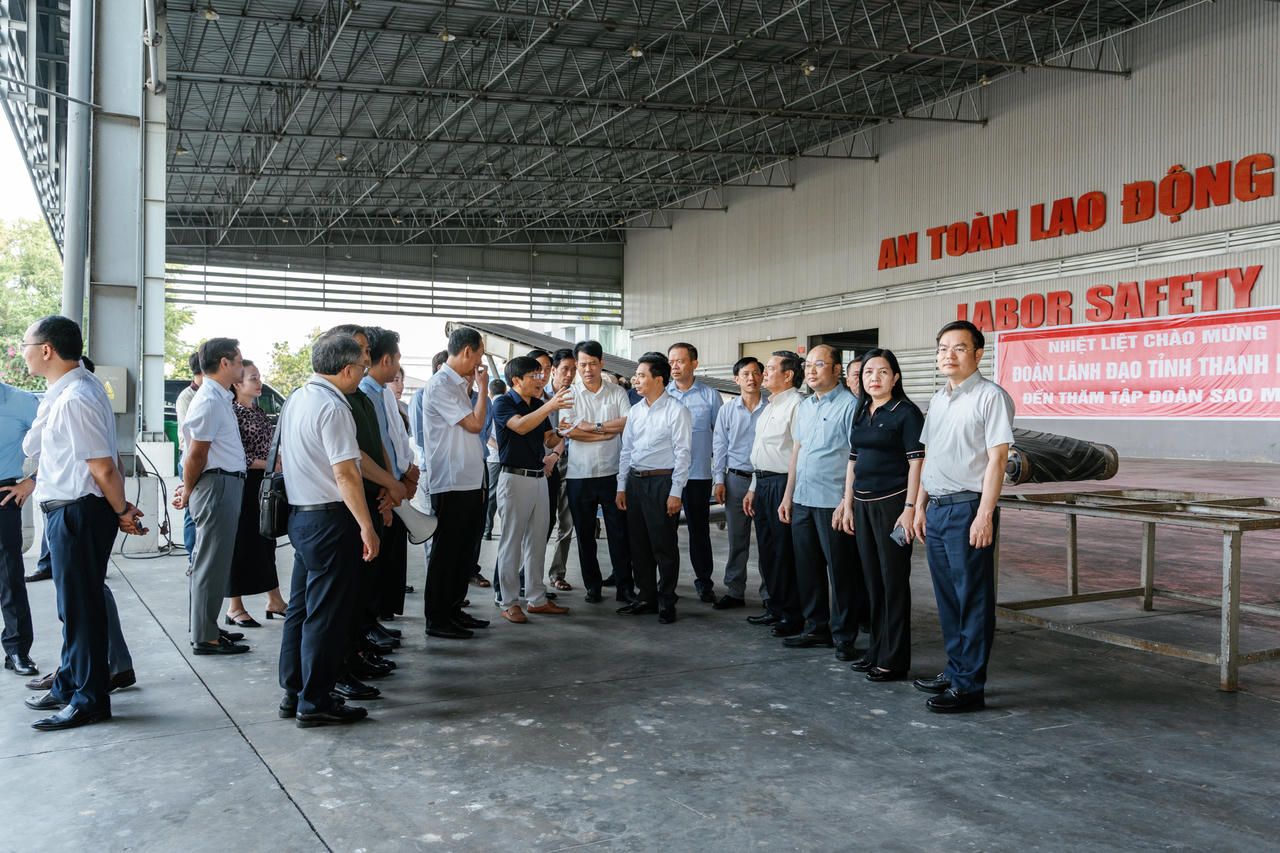 Lãnh đạo Tập đoàn Sao Mai giới thiệu quy trình vận hành và hệ thống trang thiết bị hiện đại với lãnh đạo tỉnh Thanh Hóa tại khu vực nhà xưởng.