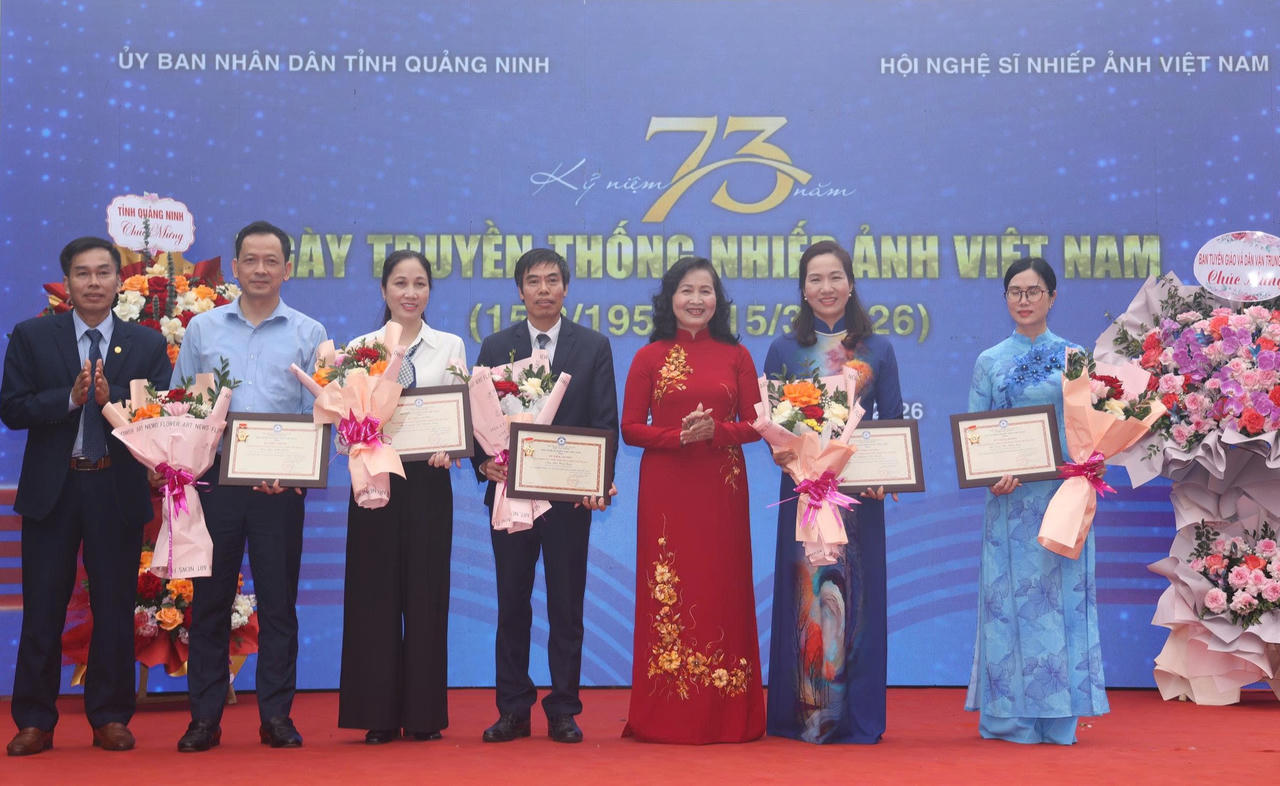 Hội Nghệ sĩ Nhiếp ảnh Việt Nam trao kỷ niệm chương vì sự nghiệp nhiếp ảnh cho các cá nhân.