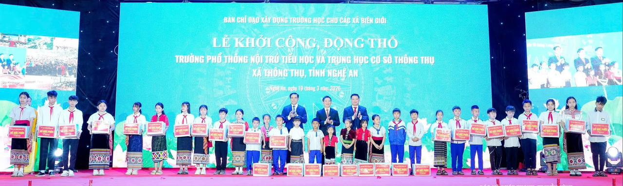 Phó Thủ tướng Chính phủ Hồ Đức Phớc trao quà cho các em học sinh&nbsp; xã Thông Thụ