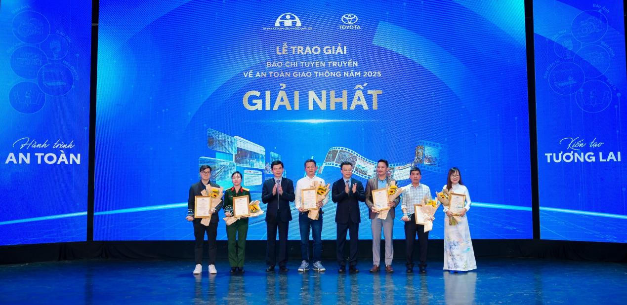 Trao giải cho 6 tác giả đạt giải Nhất. (Ảnh: TMV)
