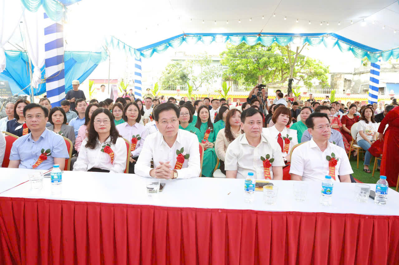 Các đại biểu tham dự chương trình.