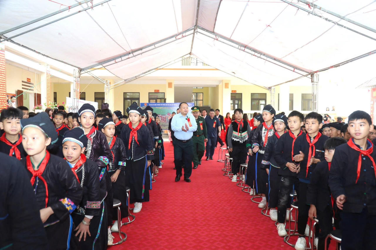 Chủ tịch UBND tỉnh Phan Huy Ngọc dự Lễ động thổ khởi công Trường PTDT nội trú liên cấp TH và THCS Thàng Tín. (Ảnh: PV)