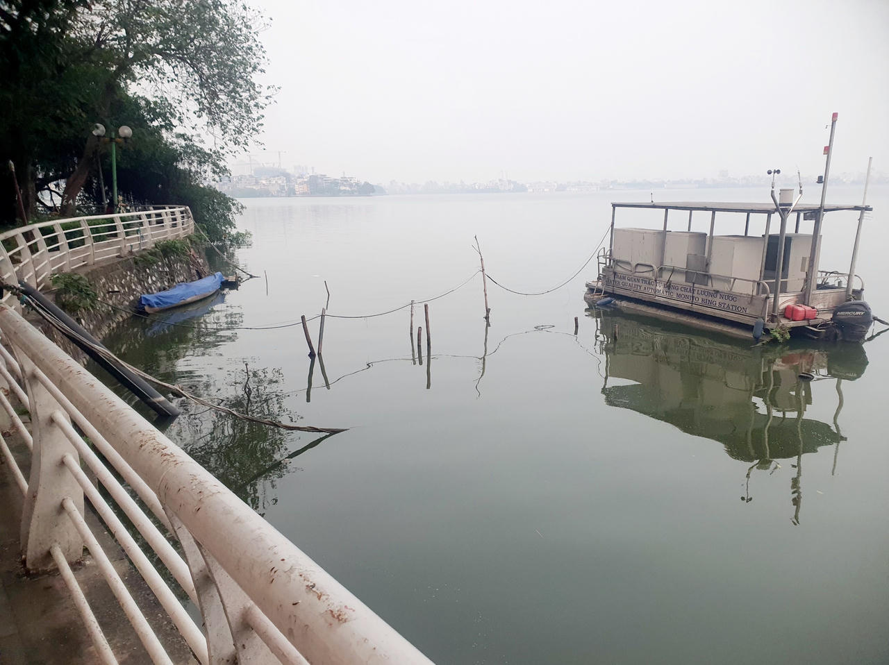 Trạm quan trắc nước thải tự động được lắp đặt để giám sát liên tục (24/7) chất lượng và lưu lượng nước thải trước khi xả ra môi trường. Hệ thống này giúp phát hiện sớm sự cố ô nhiễm nước Hồ Tây. (Ảnh: Trung Nghĩa)