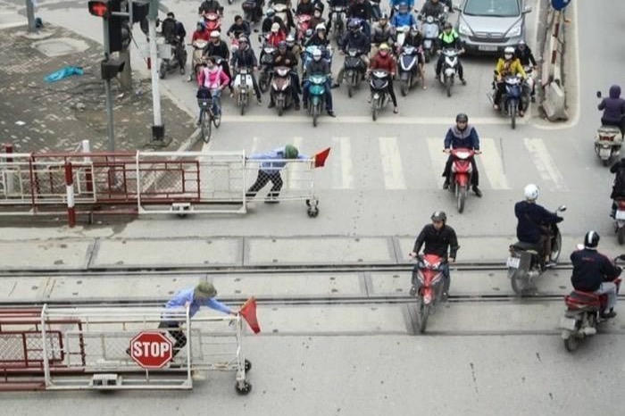 Liều lĩnh vượt rào chắn đường sắt, 114 trường hợp bị xử lý trong 1 ngày
