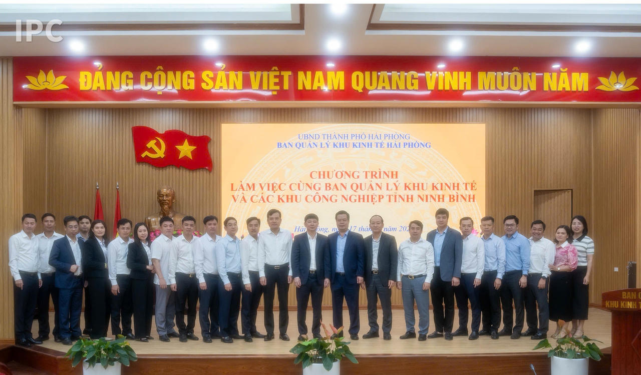 Các đại biểu chụp ảnh lưu niệm