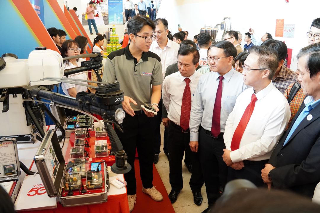 Khách mời tham quan một gian hàng trưng bày thiết bị công nghệ tại buổi ra mắt "Chợ công nghệ" (Ảnh: Ban tổ chức).