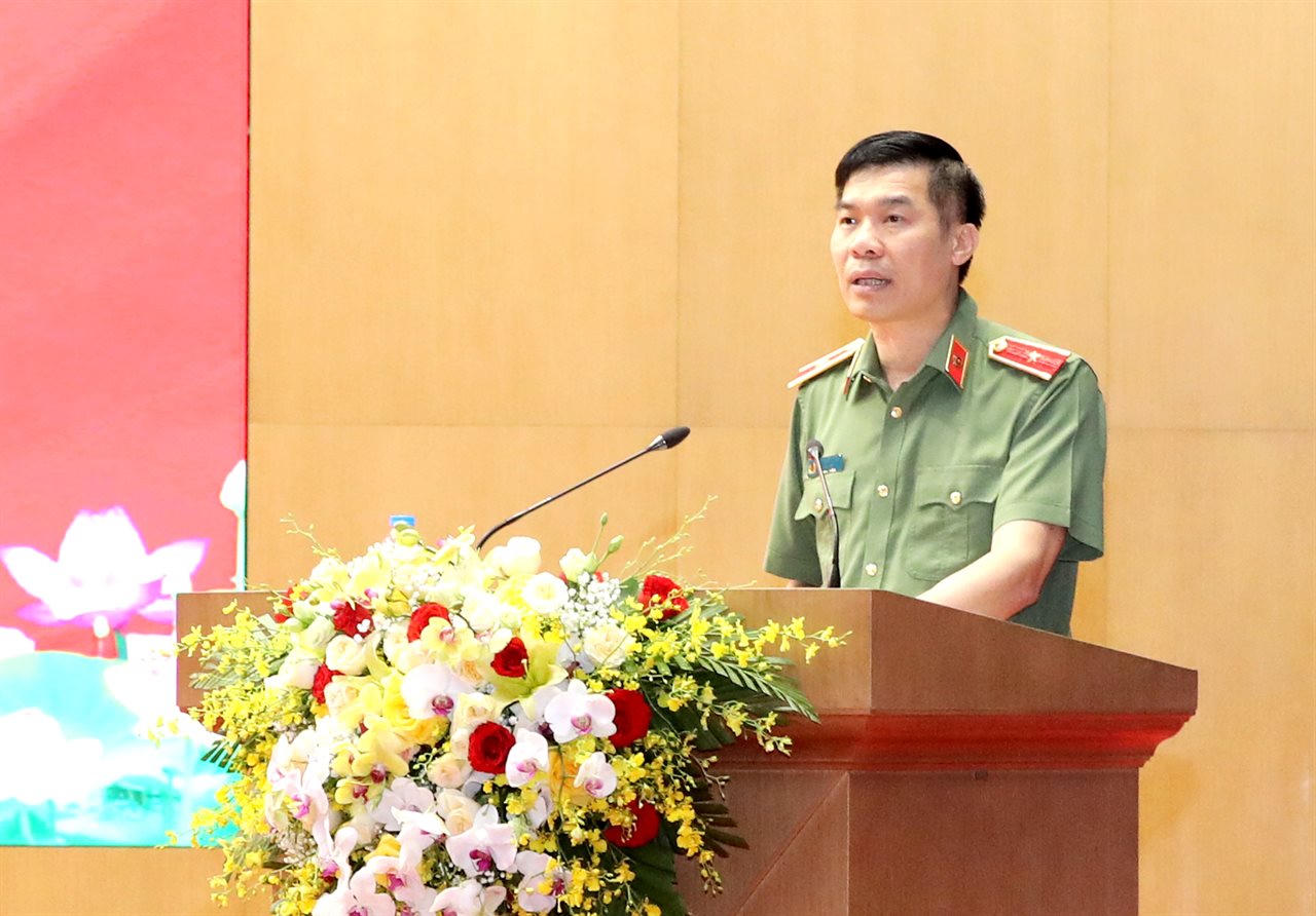 Thiếu tướng Cao Minh Huyền - Giám đốc Công an tỉnh Lào Cai phát biểu tại hội nghị