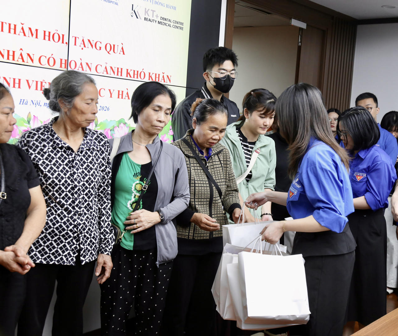 Thăm hỏi, trao tặng quà cho bệnh nhân có hoàn cảnh khó khăn tại Bệnh viện Đại học Y Hà Nội