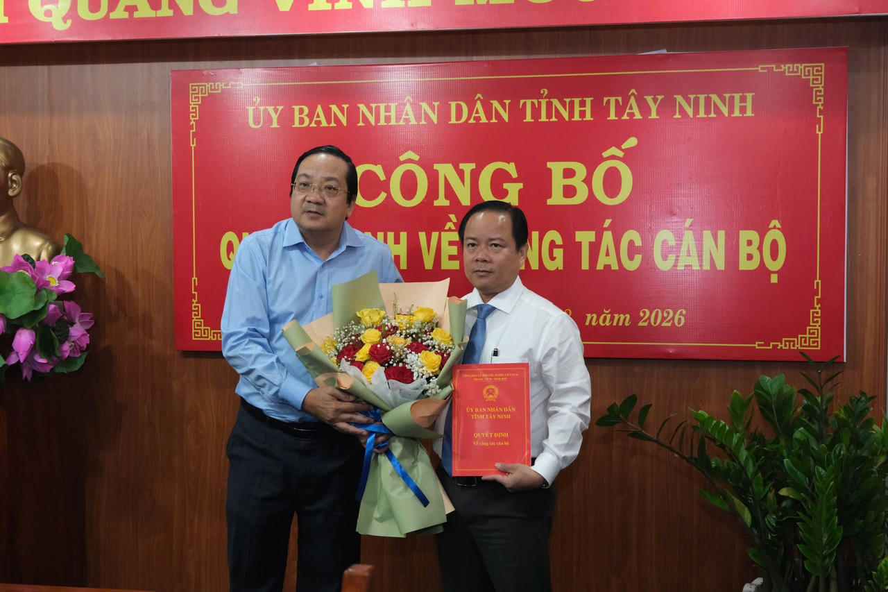 UBND tỉnh Tây Ninh trao quyết định về công tác cán bộ