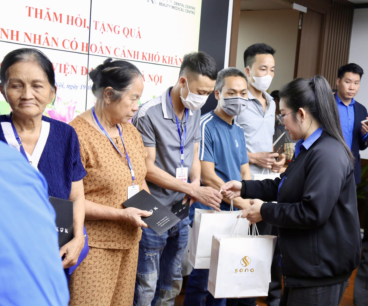 Thăm hỏi, trao tặng quà cho bệnh nhân có hoàn cảnh khó khăn tại Bệnh viện Đại học Y Hà Nội