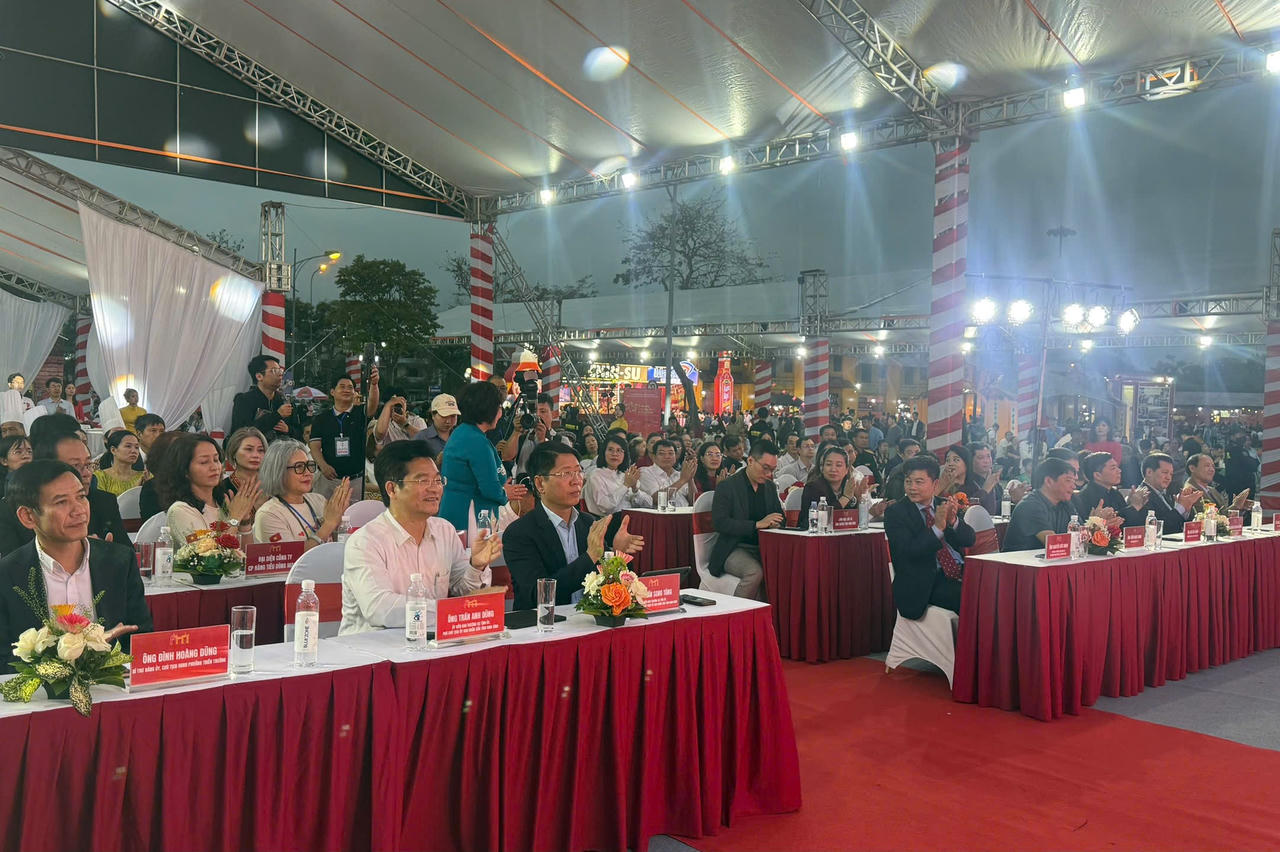 &nbsp;Dự lễ khai mạc có&nbsp;Phó Chủ tịch thường trực UBND tỉnh Ninh Bình Trần Song Tùng, lãnh đạo các sở, ngành và đông đảo nhân dân địa phương và du khách