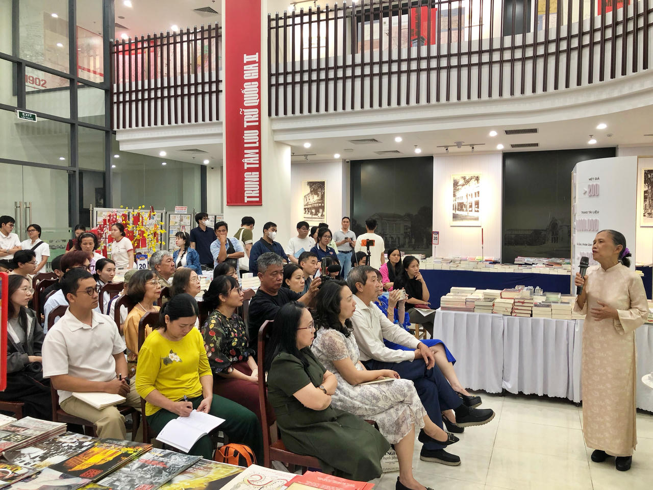 TS. Phượng nhấn mạnh vai trò của việc đọc lại tư liệu gốc để hiểu đúng lịch sử