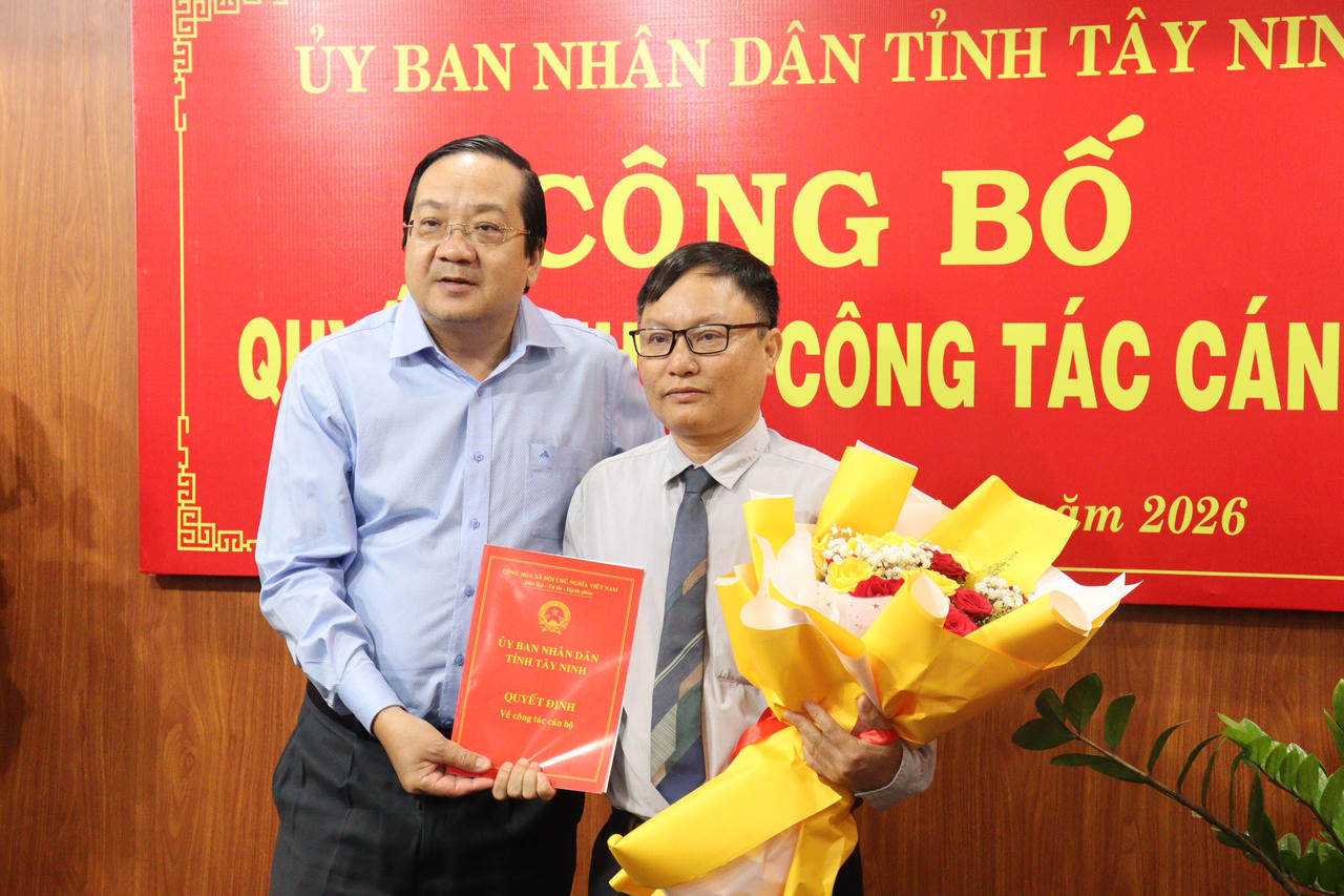 UBND tỉnh Tây Ninh trao quyết định về công tác cán bộ