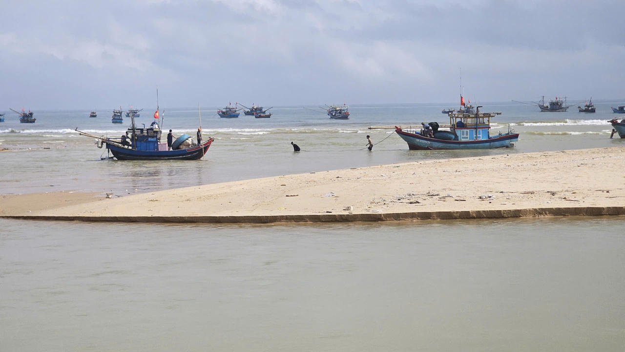 Cửa biển Quảng Trị liên tiếp bồi lấp: Nguy cơ đứt gãy sinh kế ngư dân