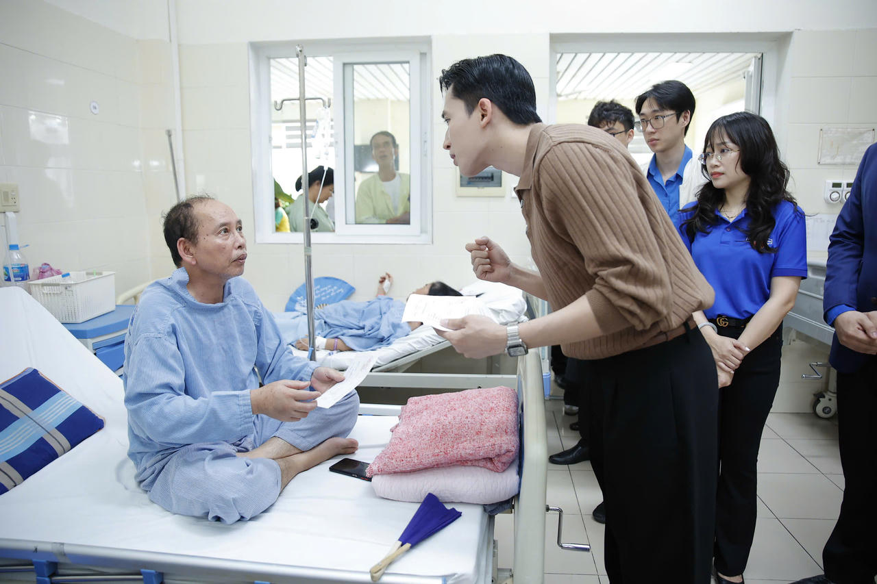 Trao yêu thương đến bệnh nhân khó khăn tại Bệnh viện K cơ sở Tân Triều