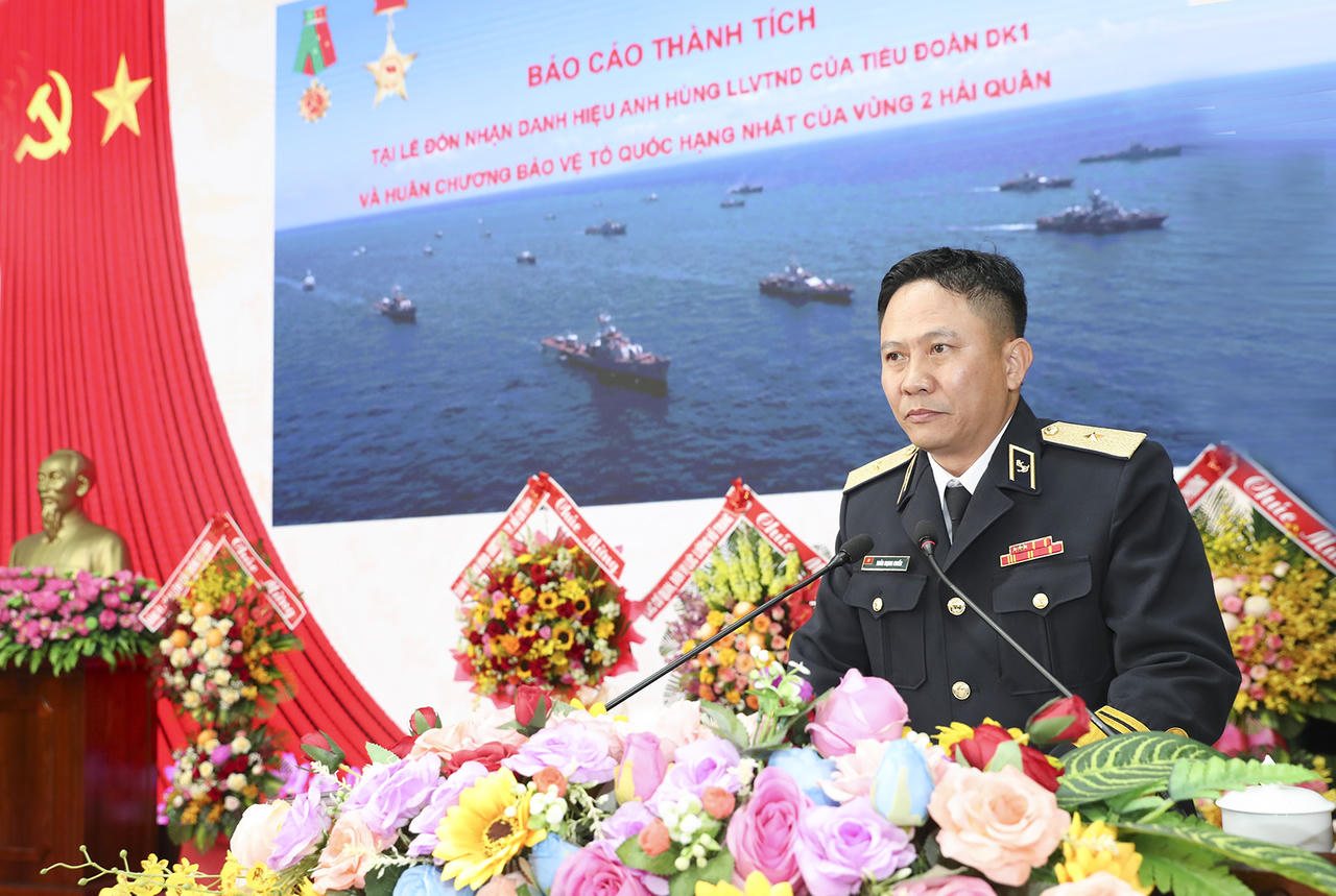 Chuẩn đô đốc Trần Mạnh Chiến, Bí thư Đảng ủy, Chính ủy Vùng 2 Hải quân báo cáo thành tích của đơn vị. 