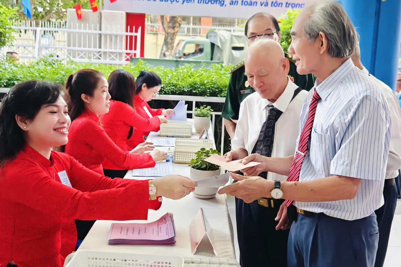 Hơn 9,4 triệu cử tri TPHCM (đạt tỷ lệ trên 99%) tham gia bỏ phiếu trong ngày 15/3, lựa chọn 125 đại biểu từ 208 ứng viên ứng cử đại biểu HĐND tại 42 đơn vị bầu cử của TP.