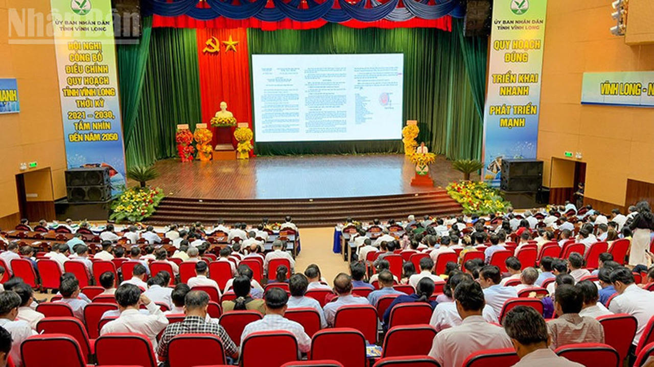 Lãnh đạo tỉnh Vĩnh Long công bố điều chỉnh quy hoạch. (Ảnh: Bá Dũng)