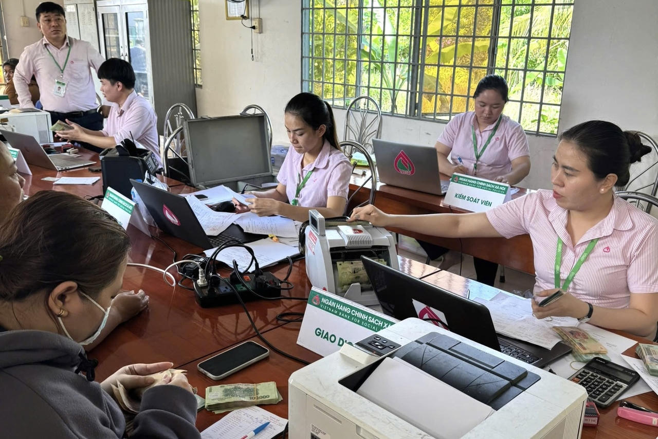 Quang cảnh buổi giải ngân cho các hộ dân tại một xã của Đồng Nai