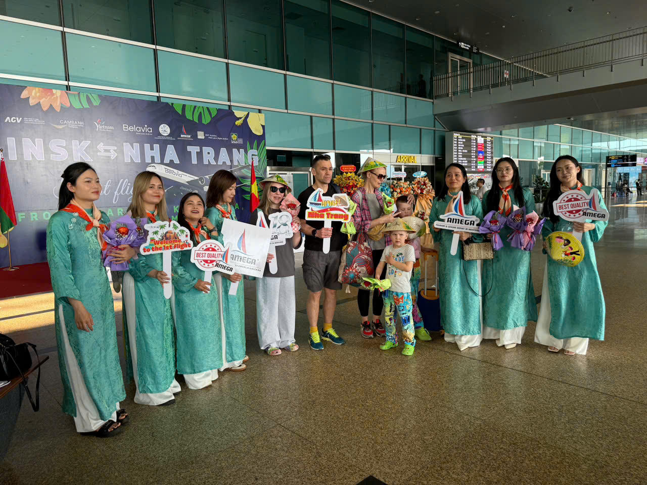 Hành khách trên chuyến bay chụp ảnh lưu niệm.