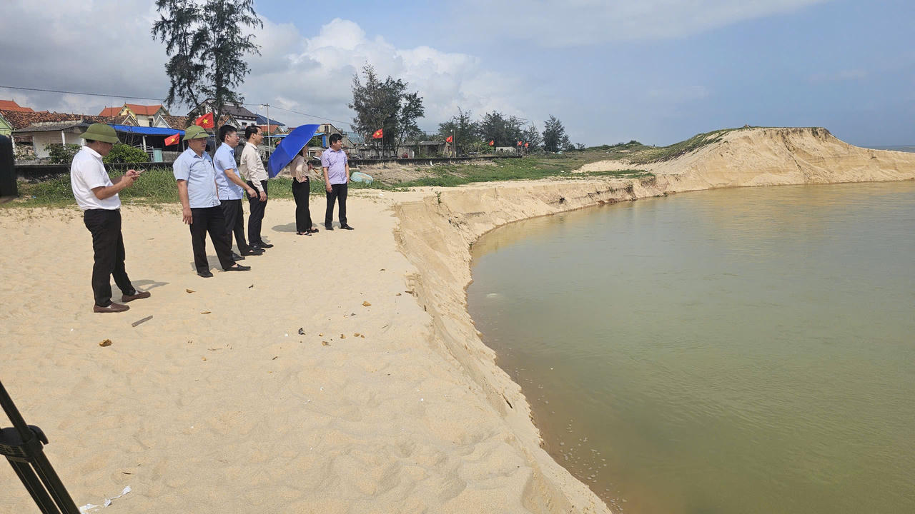Khu vực cửa sông bị bồi lấp, xói lở sâu, đe dọa an toàn bờ và hạ tầng ven biển.