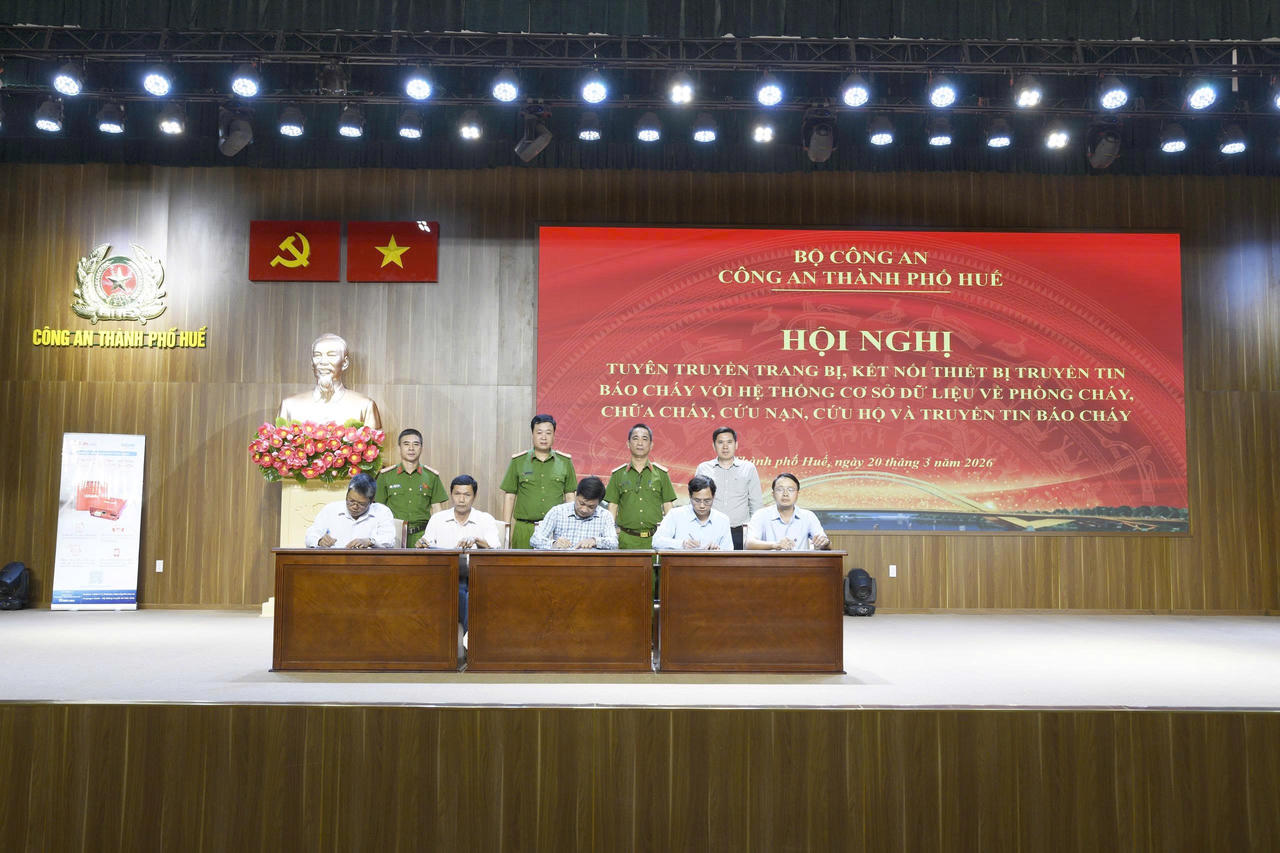 Các cơ sở tham dự đã tiến hành ký cam kết thực hiện các quy định về trang bị, kết nối hệ thống truyền tin báo cháy theo quy định.