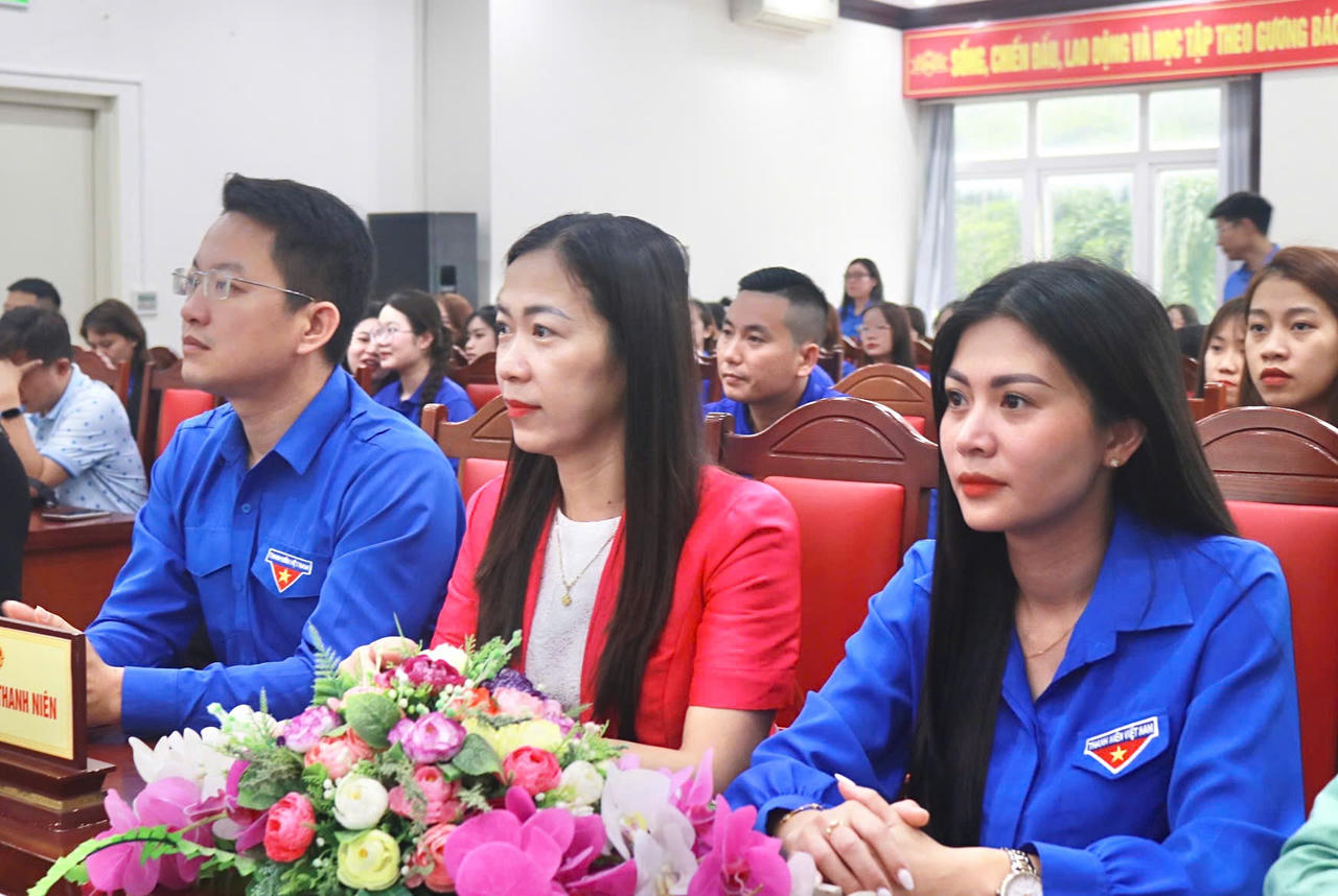 Đại biểu đoàn viên, thanh niên tham dự và theo dõi Hội nghị đối thoại giữa Chủ tịch UBND tỉnh Quảng Trị với thanh niên năm 2026.