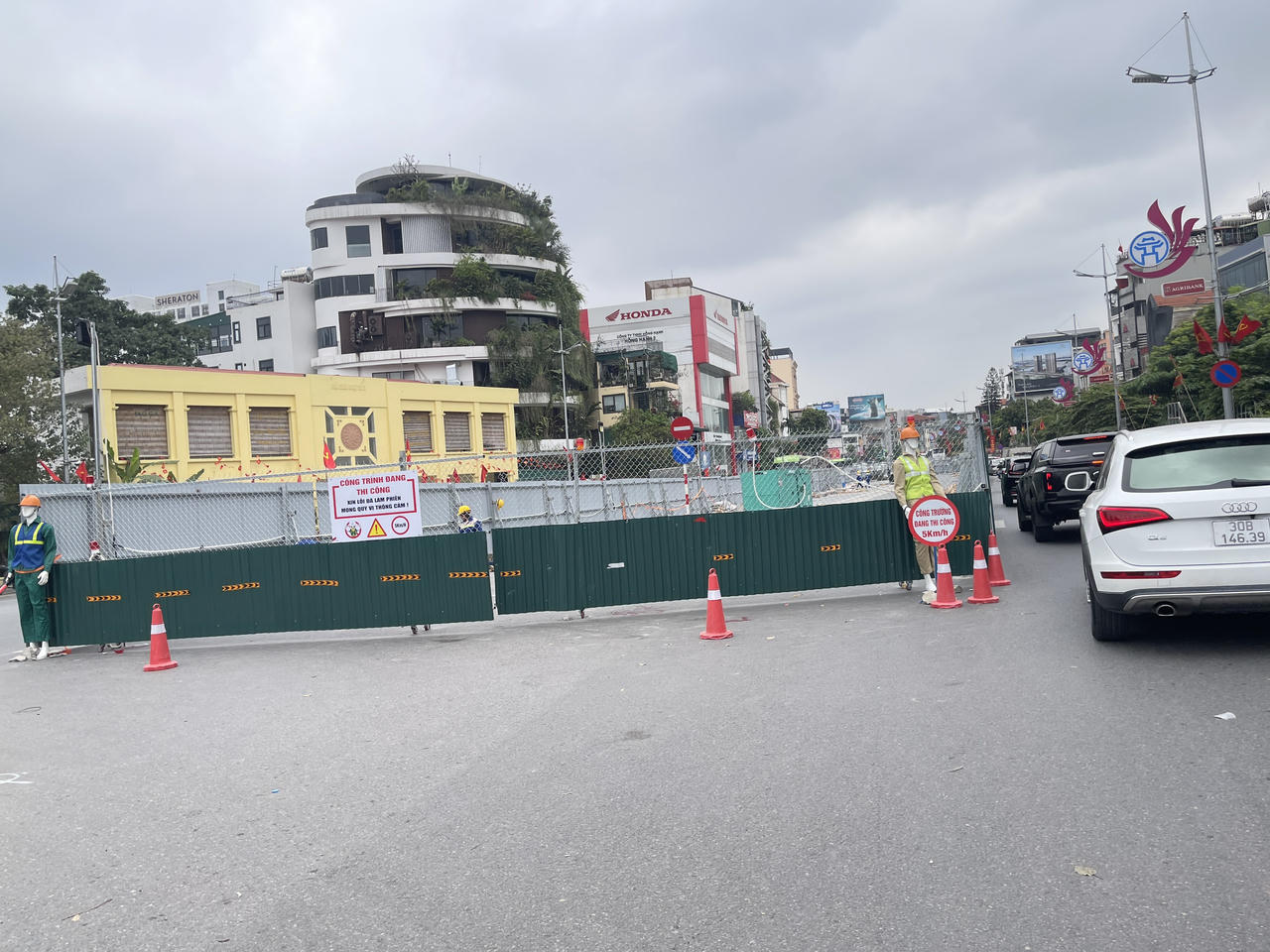 Các phương tiện giao thông di chuyển khó khăn trên tuyến Âu Cơ – Nghi Tàm sau khi thu hẹp mặt đường.&nbsp;(Ảnh: Trung Nghĩa)&nbsp;