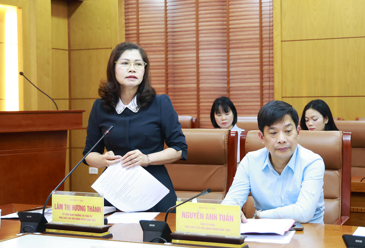 Phó Chủ tịch HĐND Lâm Thị Hương Thành phát biểu tại Hội nghị.
