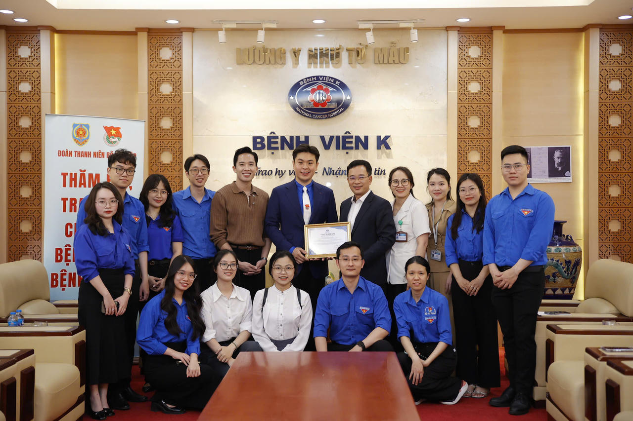 Trao yêu thương đến bệnh nhân khó khăn tại Bệnh viện K cơ sở Tân Triều
