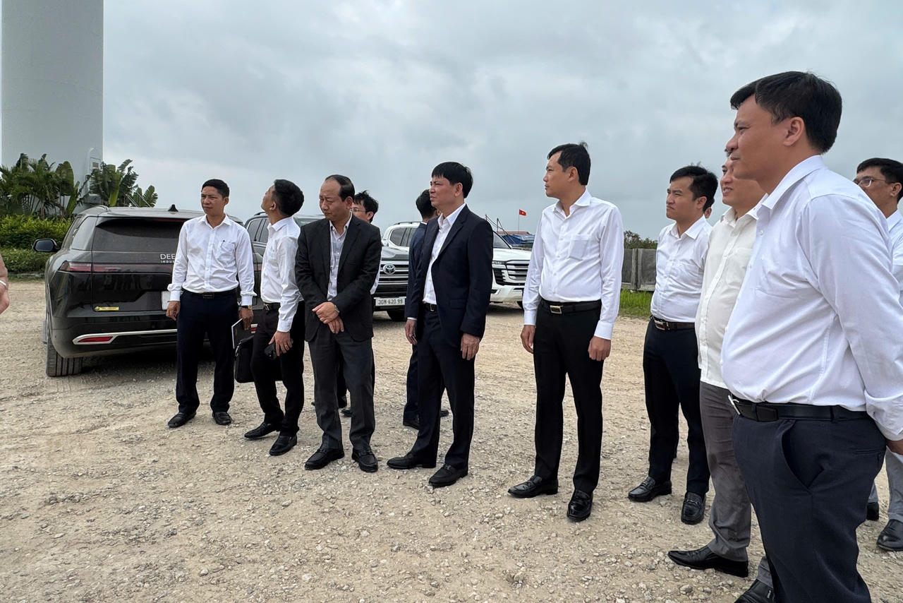 Đoàn cũng đi tham quan thực tế một số khu kinh tế, khu công nghiệp trên địa bàn