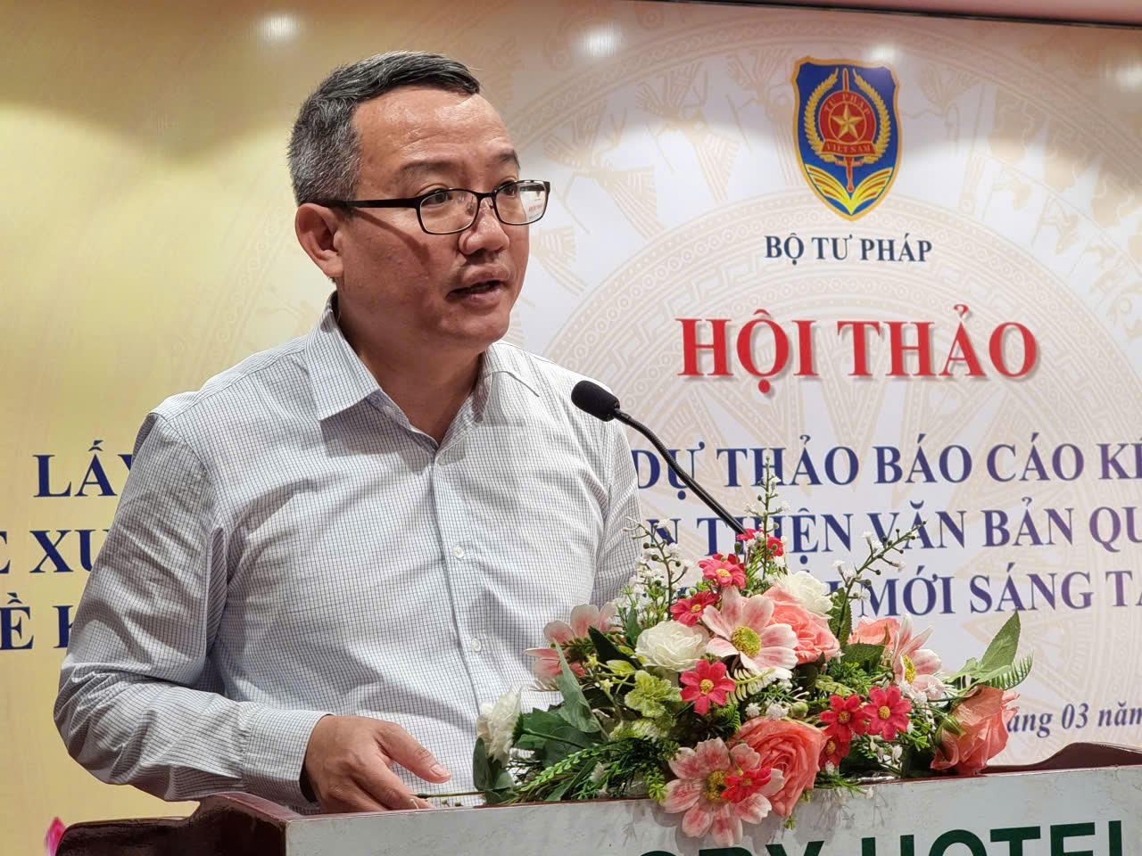 Ông Hồ Quang Huy, Cục trưởng Cục Kiểm tra văn bản và Tổ chức thi hành pháp luật - Bộ Tư pháp phát biểu tại Hội Thảo