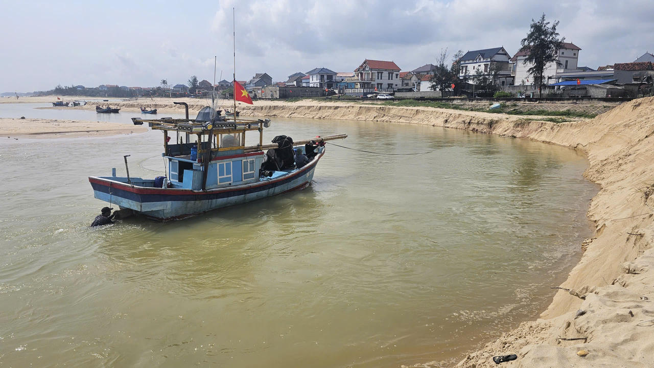 Cửa sông Dinh bị cát bồi lấp, luồng lạch thu hẹp, tàu thuyền khó khăn khi ra vào.