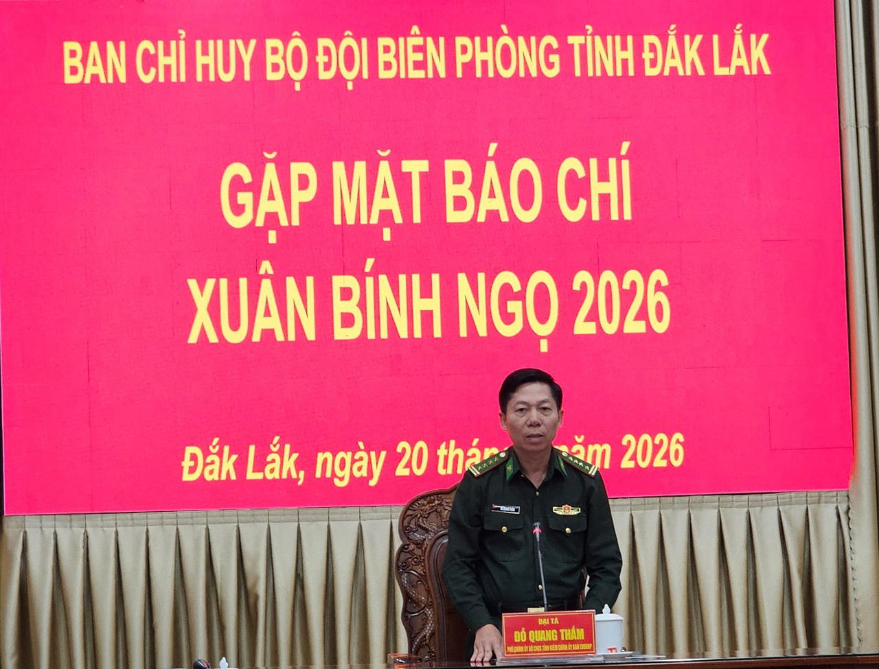 Đại tá Đỗ Quang Thấm - Chính ủy Ban Chỉ huy BĐBP tỉnh Đắk Lắk phát biểu tại buổi gặp mặt.