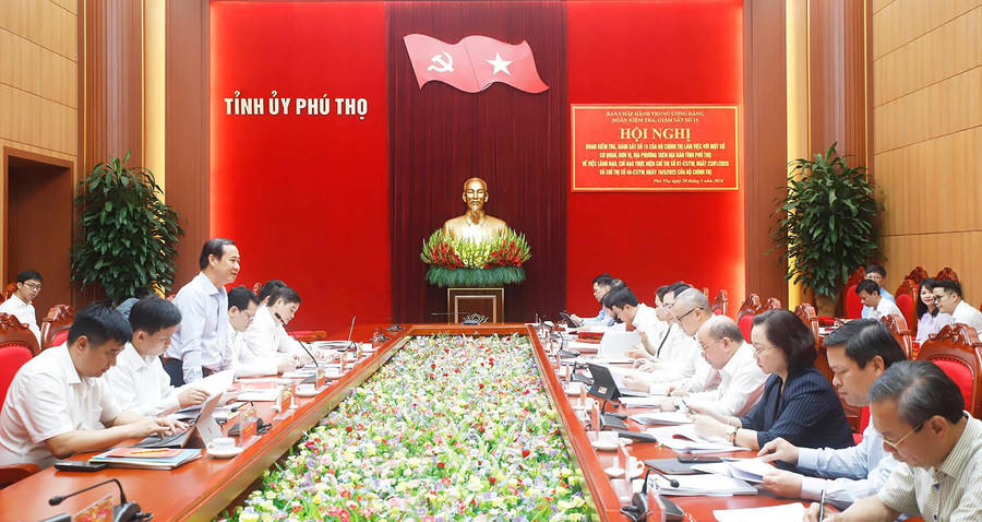 Đoàn kiểm tra, giám sát của Bộ Chính trị làm việc với tỉnh Phú Thọ. Ảnh: L.A - M.S