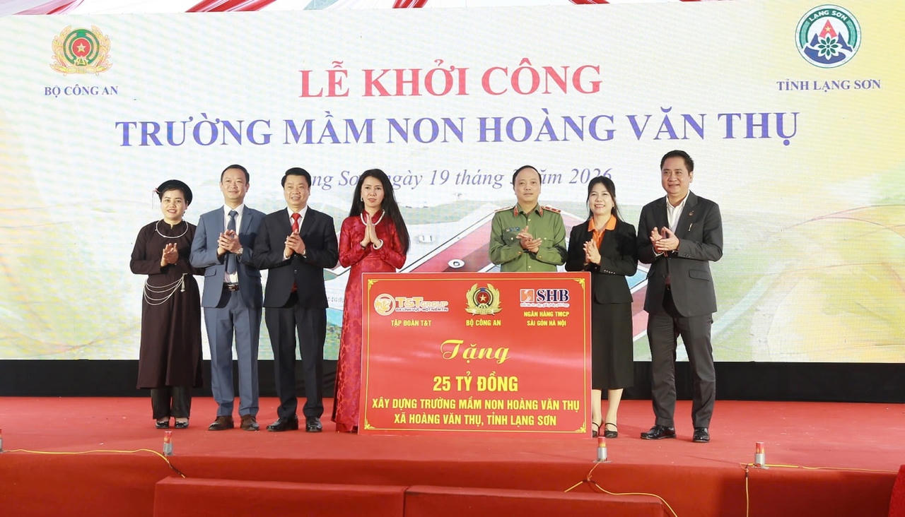Bà Đoàn Thu Hà - Phó Bí thư tỉnh ủy Lạng Sơn; ông Vũ Văn Nhiên - Bí thư Đảng ủy xã Hoàng Văn Thụ đại diện cho địa phương nhận bảng tượng trưng tài trợ 25 tỷ đồng để xây dựng trường mầm non từ đại diện Bộ Công an, T&T Group và Ngân hàng SHB. (Ảnh: T&T Group).