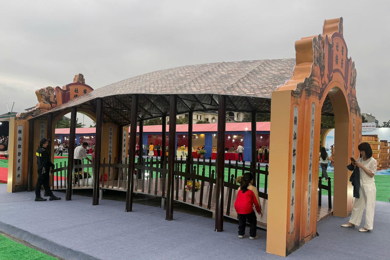 Mô hình cây cầu ngói được trưng bày tại Festival Phở 2026.