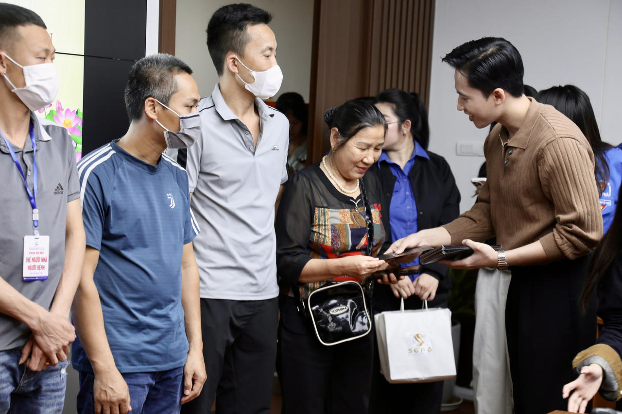 Thăm hỏi, trao tặng quà cho bệnh nhân có hoàn cảnh khó khăn tại Bệnh viện Đại học Y Hà Nội