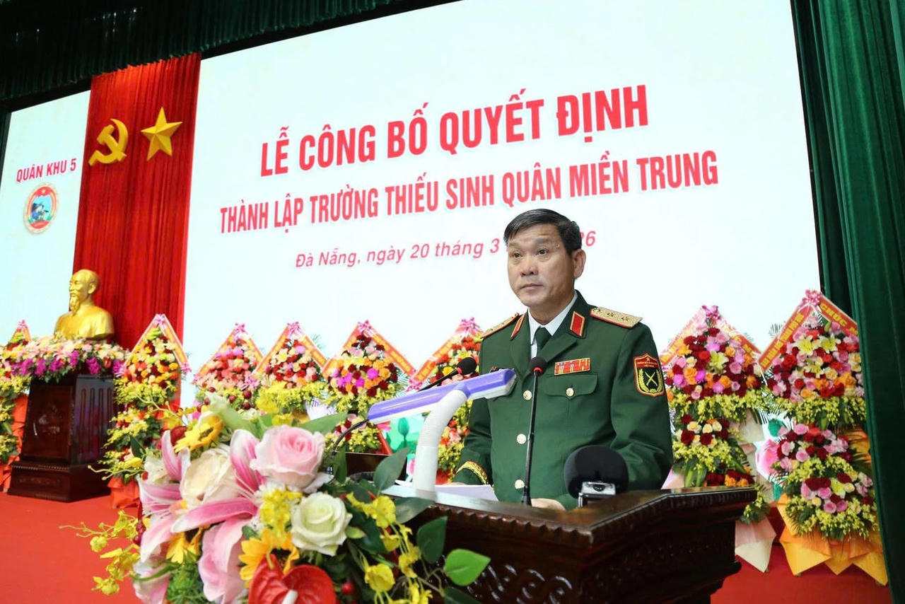 Trung tướng Lê Ngọc Hải, Tư lệnh Quân khu 5 phát biểu tại buổi lễ thành lập trường.&nbsp;