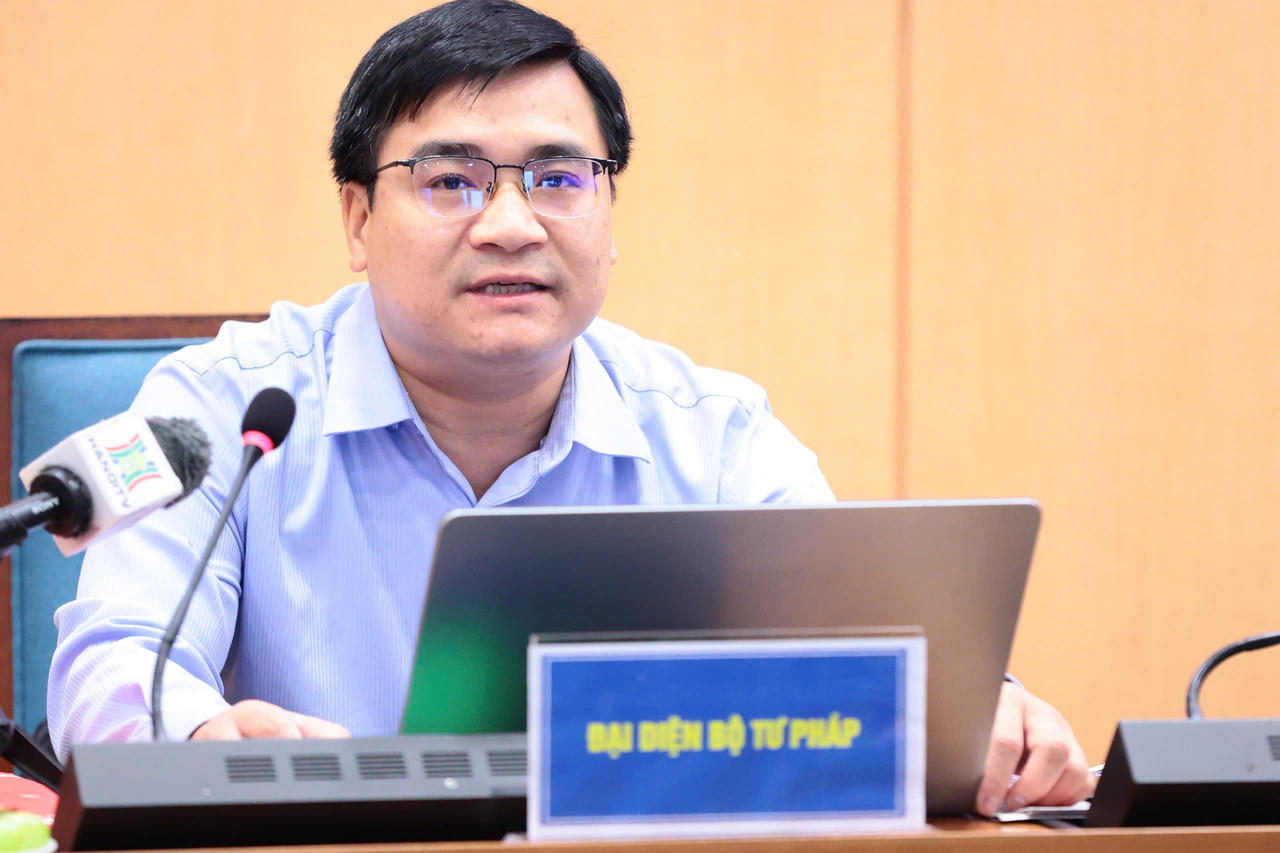 Phó Vụ trưởng Vụ Công tác xây dựng văn bản quy phạm pháp luật, Bộ Tư pháp Lê Tuấn Phong thông tin về dự thảo Luật Thủ đô (sửa đổi) tại Toạ đàm.