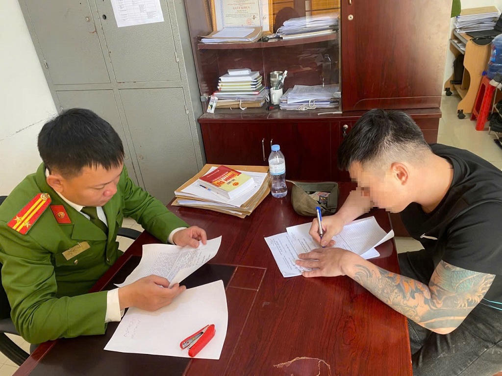 Cưỡng chế người đàn ông cản trở lực lượng chức năng làm nhiệm vụ tại cổng bệnh viện