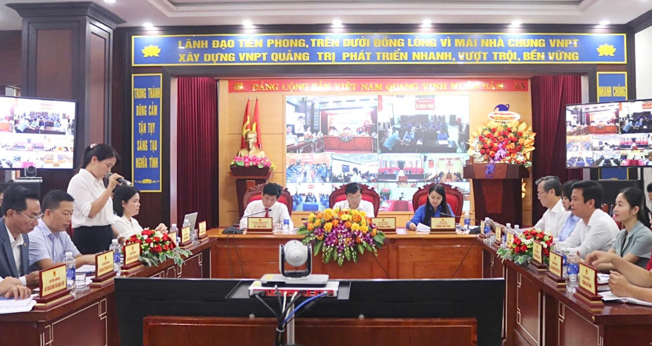 Quang cảnh Hội nghị đối thoại giữa Chủ tịch UBND tỉnh Quảng Trị với thanh niên năm 2026, được tổ chức theo hình thức trực tiếp kết hợp trực tuyến đến các xã, phường, đặc khu.