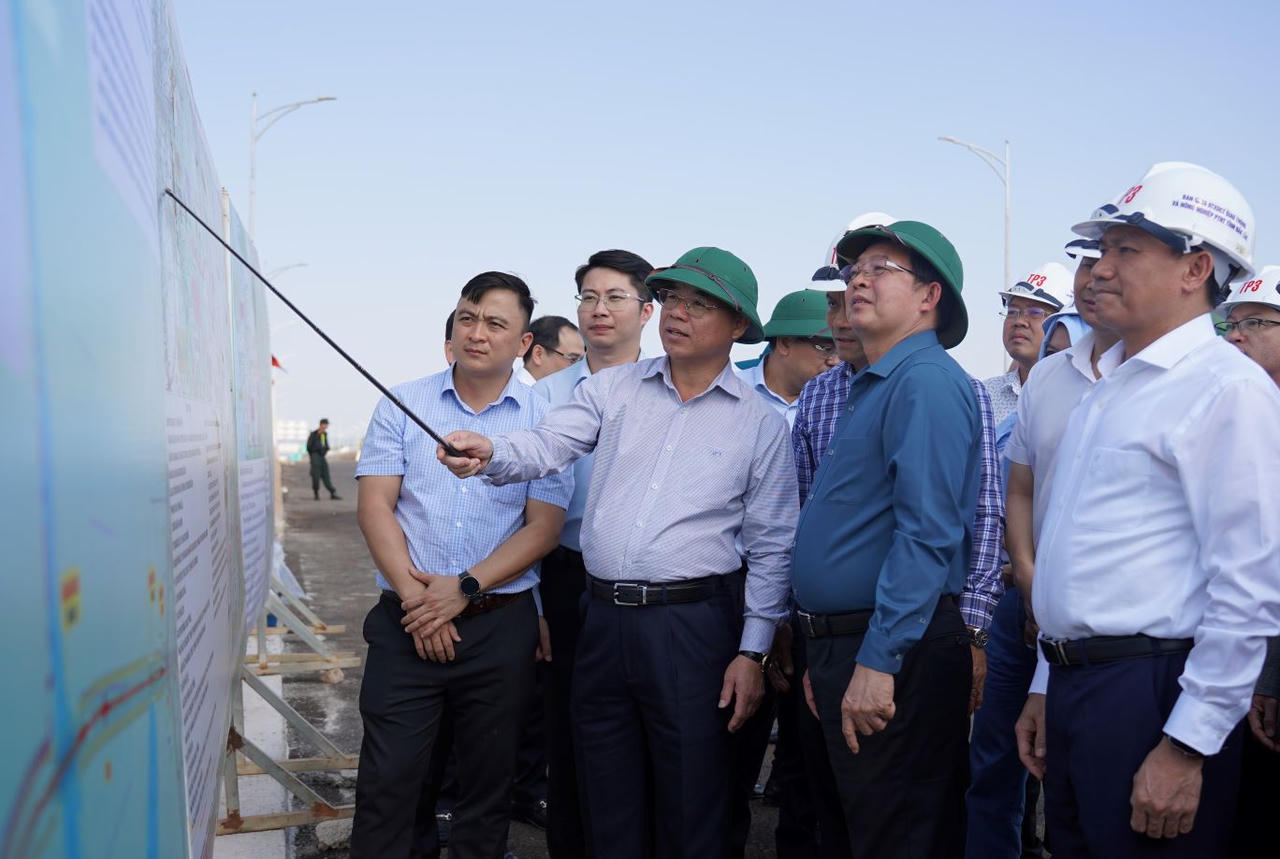 Phó Thủ tướng Hồ Quốc Dũng kiểm tra thực tế tại các dự án trên địa bàn Đắk Lắk. (Ảnh Minh Huệ).