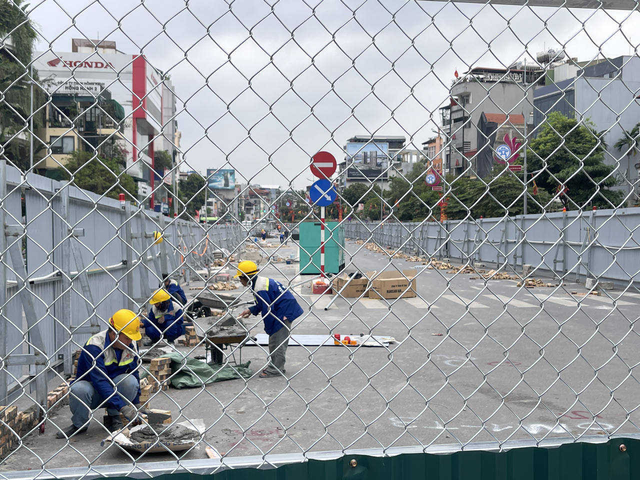 Công nhân thi công các hạng mục nền trong phạm vi rào chắn&nbsp;(Ảnh: Trung Nghĩa)