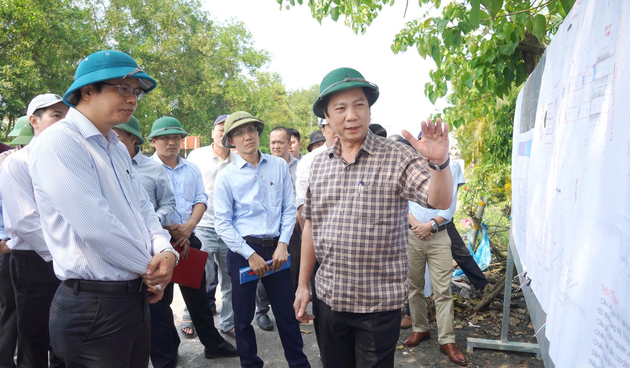 Đẩy nhanh tiến độ dự án Quốc lộ 15D nối cảng Mỹ Thủy với cao tốc Cam Lộ - La Sơn