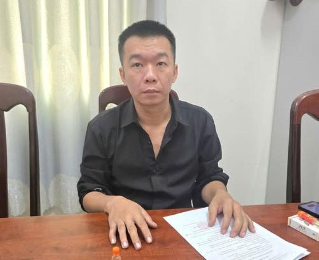 Đối tượng trong vụ dàn cảnh mua bán thiên thạch, cướp tiền tỷ về nước đầu thú