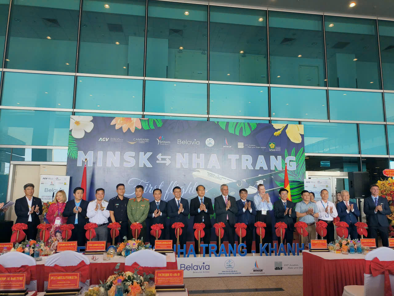 Các đại biểu thực hiện nghi thức khai trương đường bay nối Khánh Hòa - Minsk.