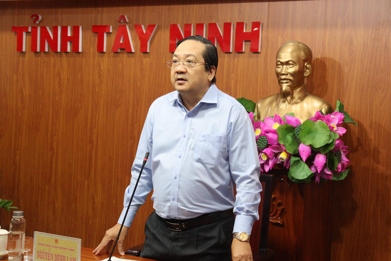 Phó Chủ tịch UBND tỉnh Nguyễn Minh Lâm gửi lời chúc mừng đến các cán bộ được bổ nhiệm.