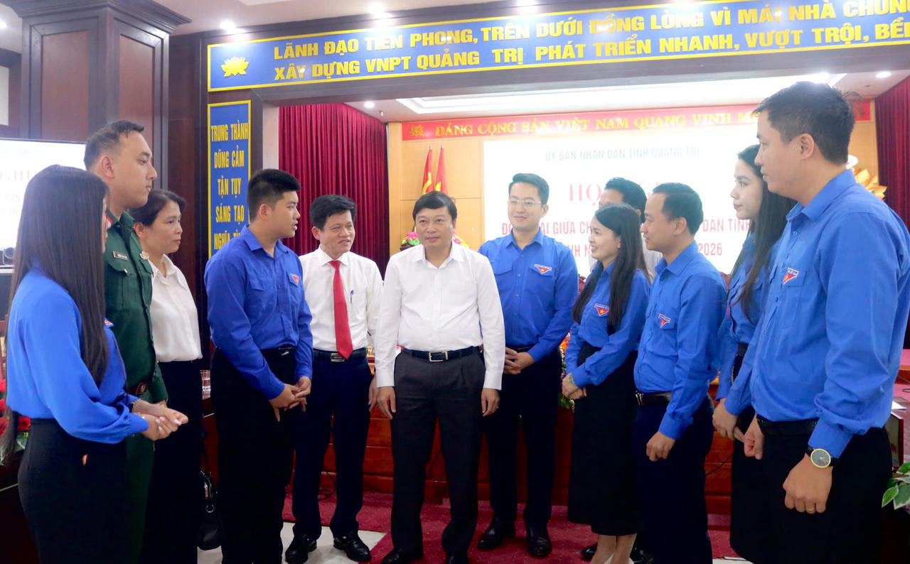 Chủ tịch UBND tỉnh Quảng Trị Lê Hồng Vinh trao đổi với đoàn viên, thanh niên bên lề Hội nghị đối thoại năm 2026.